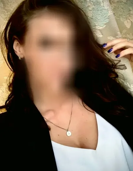 Anouk, 33