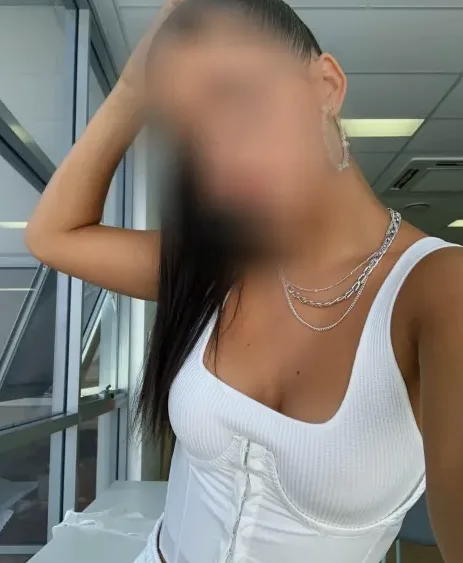 Monique, 20